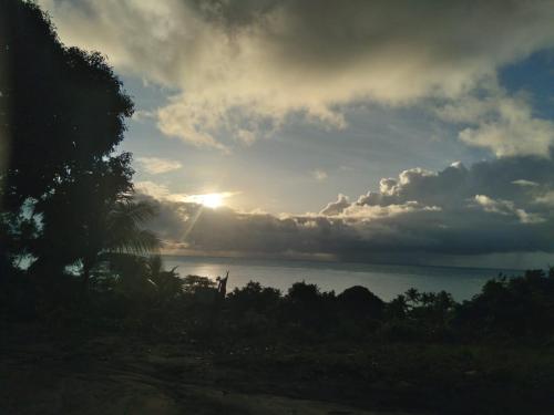 un cielo nublado con el sol en el medio en Casa Cumuru, en Prado