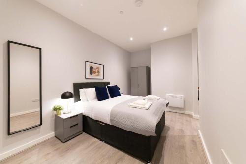 a bedroom with a large bed and a large mirror at Convenient 2 Bed Apartment in Waterloo Liverpool in Waterloo