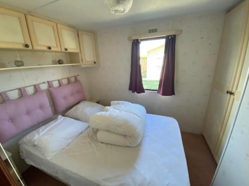 a small room with a bed and a window at Mobile-home en bord de mer in Pordic
