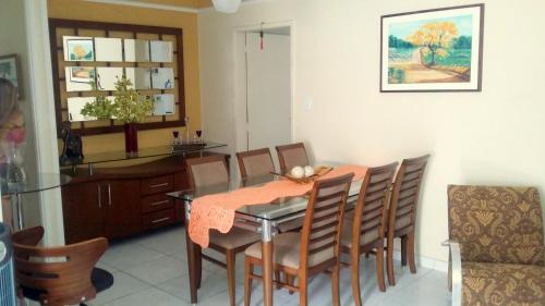 a dining room with a table and chairs at Quarto aconchegante Jatiúca in Maceió