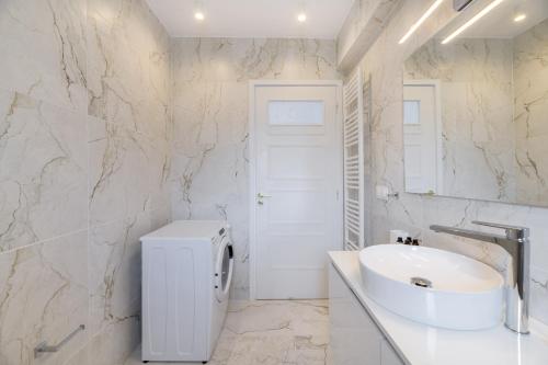 Athenian 3BR seaside property in Alimos by UPSTREET