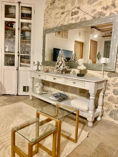 Cette chambre comprend une table blanche avec un miroir. dans l'établissement Cannes Suquet appartement cosy, à Cannes