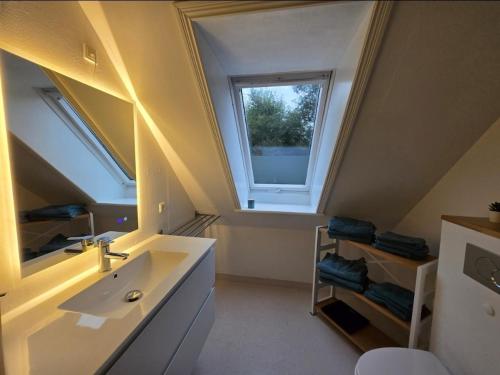 a bathroom with a sink and a window at Willkommen in Frifelt Nähe Rømø mit wunderschönen Garten in Skærbæk