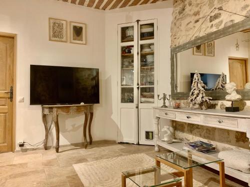 Televízia a/alebo spoločenská miestnosť v ubytovaní Cannes Suquet appartement cosy