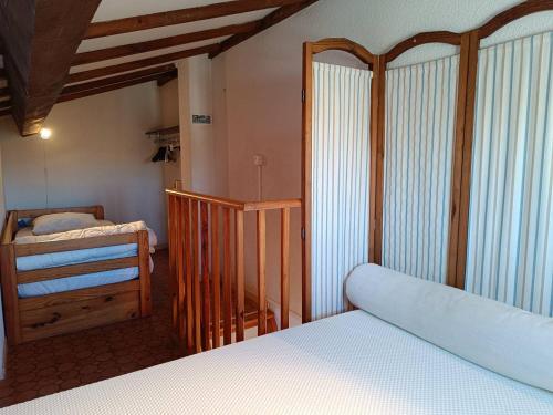 - une chambre avec un lit et un escalier dans l'établissement Pavillon climatisé avec parking - 5 couchages - 5CIGAL27, à Saint Cyprien Plage