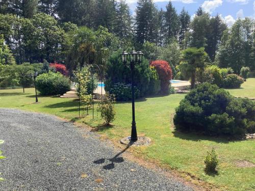 Zahrada ubytování Pretty cottage with exclusive use of private pool in 5 acres of grounds