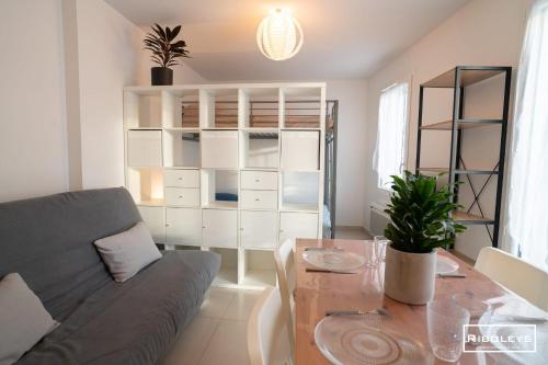 un salon avec un canapé et une table dans l'établissement Vias-Plage - Large T1 100m from the beach, à Vias