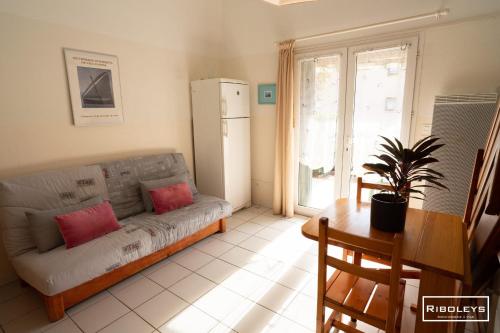 un salon avec un canapé et une table dans l'établissement Maison de vacances à 600m de la plage, à Vias