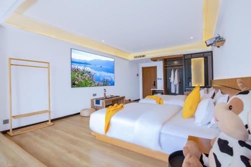 Un ou plusieurs lits dans un hébergement de l'établissement Poetlake hotel-LuguLake Lijiang