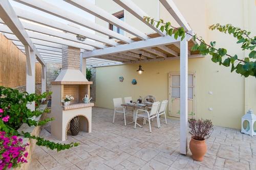 Kawasan patio atau luaran di Νikolaos Villa with Private Pool, Playground & BBQ