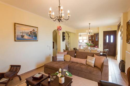 Ruang duduk di Νikolaos Villa with Private Pool, Playground & BBQ