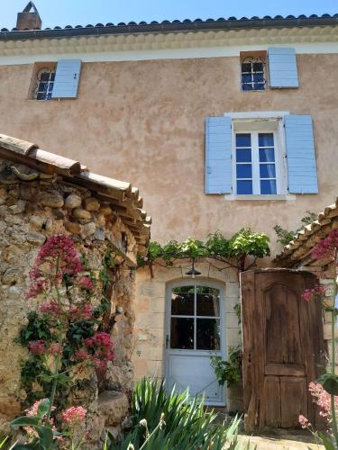 Photo de la galerie de l'établissement Elegant 18th-Century Bastide in Provence with Panoramic Views and Private Pool, à Valensole