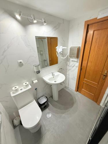 Bilik mandi di Hostal Quinta Santillan