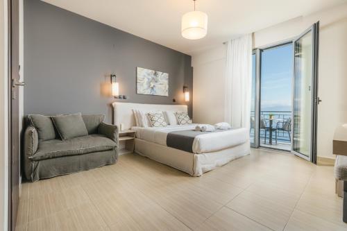 Postel nebo postele na pokoji v ubytování Infinity Hotel Gytheio
