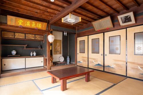南アルプス市にあるいますわの宿のテーブル付きの部屋