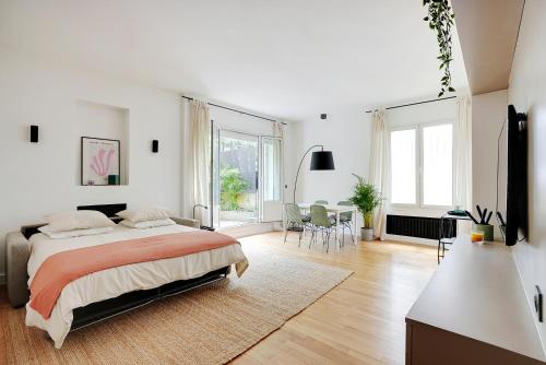 - une chambre blanche avec un lit et un salon dans l'établissement Suite Double Ranelagh, à Paris
