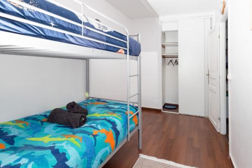 une chambre avec un lit superposé avec une échelle dans l'établissement Appart F3 Cosy proche Paris-Orly-Saclay, à Massy
