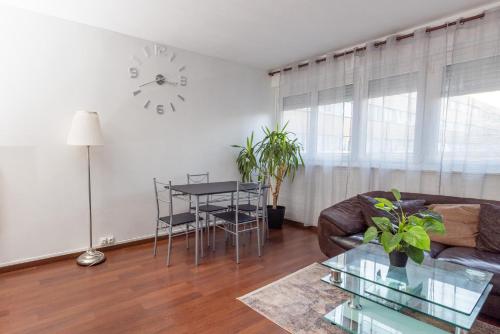 un salon avec un canapé et une table dans l'établissement Appart F3 Cosy proche Paris-Orly-Saclay, à Massy