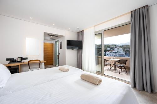 Athina Palace Resort & Spaにあるベッド