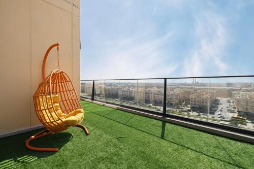 シャルジャにあるLuxury 1BR Penthouse in Sharjah with Skyviewsの市街の景色を望むバルコニー