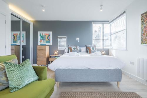 Katil atau katil-katil dalam bilik di Superb Central Apt River Views & Parking