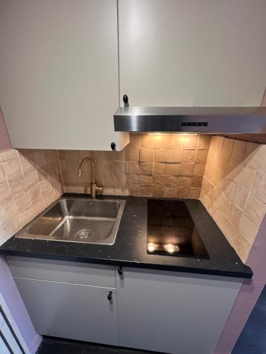 une cuisine avec un évier et un plan de travail dans l'établissement Luxury Suite View Eiffel Tower Paris 16th Trocadero, à Paris