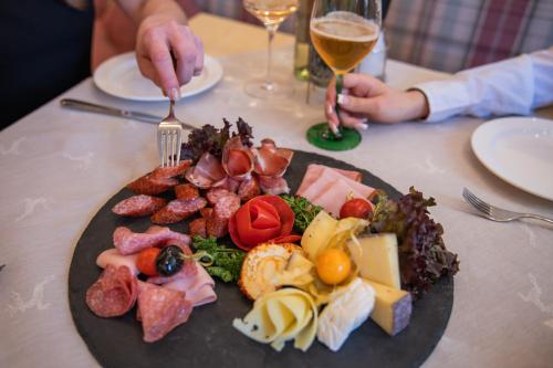 ホテルの敷地内または近くでの食事または食べ物