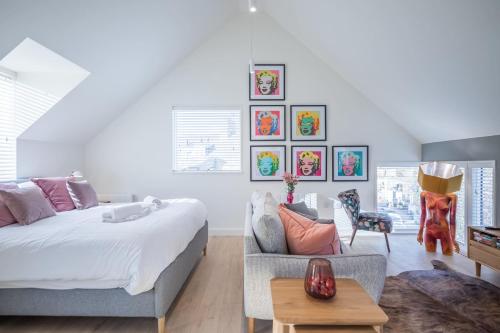 a living room with a bed and a couch at Beautiful Central Apt With Parking in Cambridge