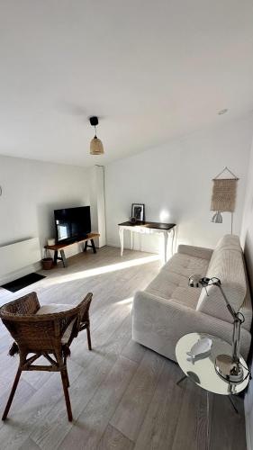 un salon avec un canapé et une table dans l'établissement Studio avec jardin, à Bègles