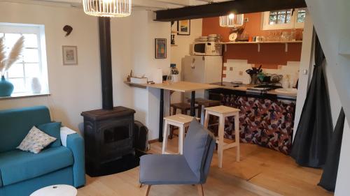 Il comprend un salon avec une cuisinière et une cuisine. dans l'établissement Chez Jeannine, maison à Étretat, à Étretat