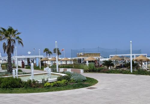 リッチョーネにあるAppartamento Vista sul Mare, Riccioneの傘公園、噴水、建物