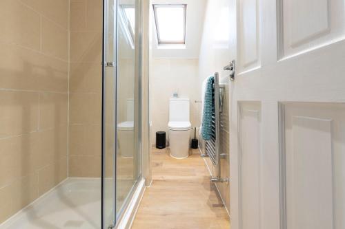 Koupelna v ubytování Spacious 2 Bedrooms House Near Leeds Centre, Free Parking, Ideal for Contractors & Long Stays - NordStay