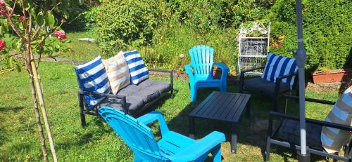 - un ensemble de chaises, un canapé et une table dans l'établissement Chambre - Maison La Libéllule, à Besançon