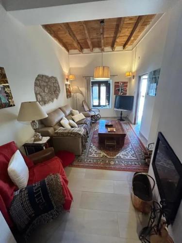 Ruang duduk di Spacious House in Valdeande with Garden