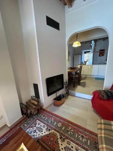 Televisyen dan/atau pusat hiburan di Spacious House in Valdeande with Garden