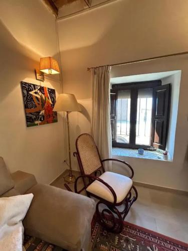 Ruang duduk di Spacious House in Valdeande with Garden