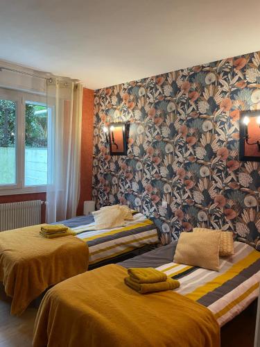 Cette chambre d'hôtel comprend 2 lits avec des draps jaunes. dans l'établissement Superbe appartement avec terasse face à la mer, à Boulogne-sur-Mer