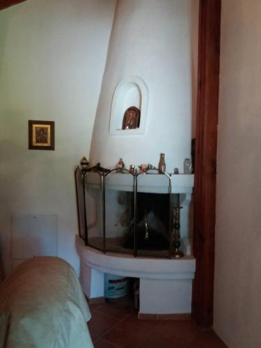 a room with a bed and a fish tank at Centralt i Gevgelija in Gevgelija