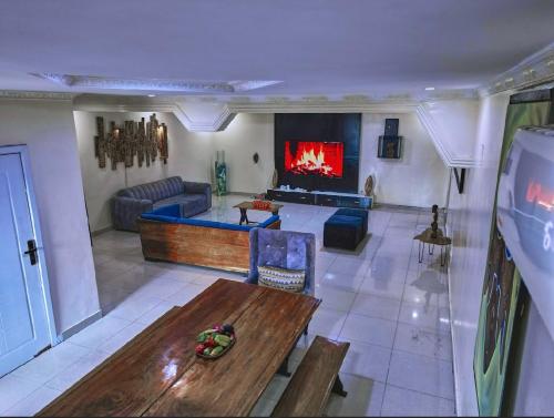 ein Wohnzimmer mit Couch und Kamin in der Unterkunft Appartement moderne 3 chambres au centre-ville de Kinshasa in Kinshasa