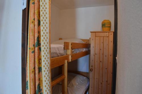 une chambre avec deux lits superposés et un miroir dans l'établissement SP320-457 Mais studio cab mezz 4 couchages SAINT PIERRE LA MER, à Saint Pierre La Mer
