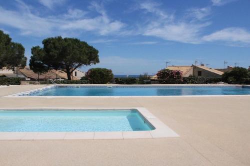 une piscine au milieu d'une cour dans l'établissement SP320-457 Mais studio cab mezz 4 couchages SAINT PIERRE LA MER, à Saint Pierre La Mer