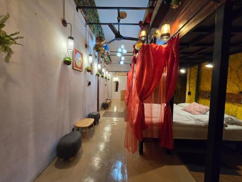 Camera con letto con tenda rossa di Little Home in Town a Ban Lo Long