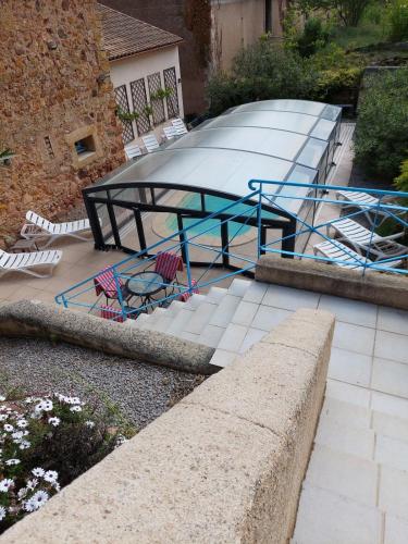 - une table de pique-nique avec des chaises et une planche de surf dans l'établissement Horizon des Corbières, à Saint-André-de-Roquelongue