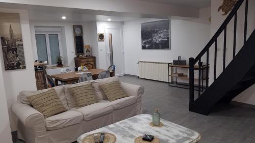 un salon avec un canapé et une table dans l'établissement Au refuge du Bonheur, à Provenchères-sur-Fave