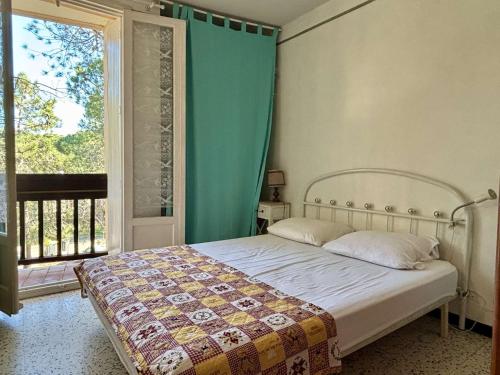 une chambre avec un lit et une grande fenêtre dans l'établissement Appartement 2 pièces 4 couchages ARGELES SUR MER AR420-047, à Argelès-sur-Mer