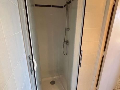 une cabine de douche avec une porte en verre et une douche. dans l'établissement Appartement 2 pièces 4 couchages ARGELES SUR MER AR420-047, à Argelès-sur-Mer