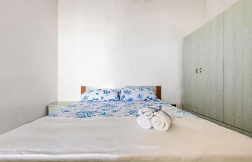 a bedroom with a bed with towels on it at Candyhouse in Rivabella