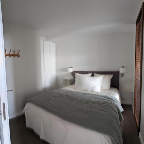 ラ・ボールにあるFace mer - Tyraの白いベッドルーム(大型ベッド1台、白い枕付)