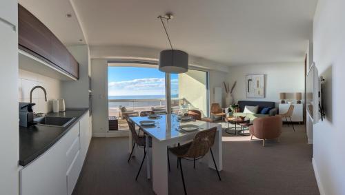 ラ・ボールにあるFace mer - Tyraのキッチン、リビングルーム(テーブル付)が備わり、海の景色を望めます。