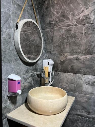 卡兹贝吉Kazbegi Harmony Cottages的带水槽和镜子的浴室